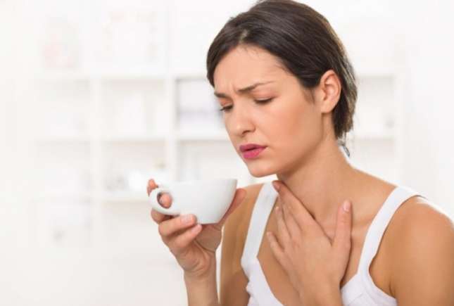 Remedii naturale contra durerilor de gât, printre care usturoiul şi ghimbirul