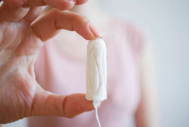 Folosirea tamponului pe timpul nopții – riscurile la care te supui
