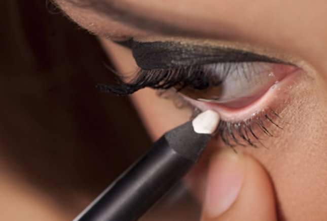 Pericolul la care te expui dacă îți conturezi ochii cu creionul dermatograf