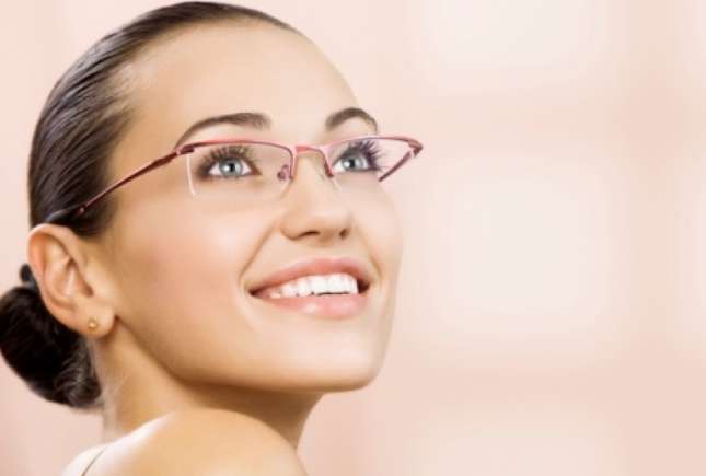 Cum alegi ramele de ochelari care îţi complimentează perfect trăsăturile?
