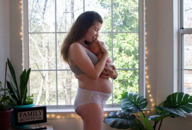 Pentru proaspetele mămici care nu-și recunosc în oglindă corpul postpartum