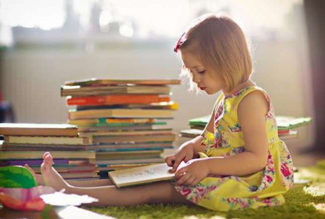 Cum să-ți faci copilul să citească. 5 soluții de la Alfie Kohn