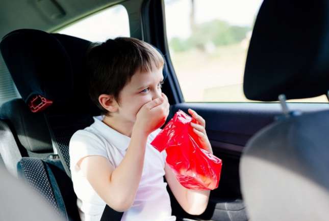 Copilul are rău de mașină? Iată 8 sfaturi pentru a preveni acest lucru