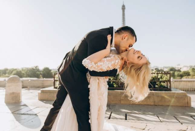 Ce accesorii sunt cele mai potrivite pentru o ținută vestimentară feminină și romantică?