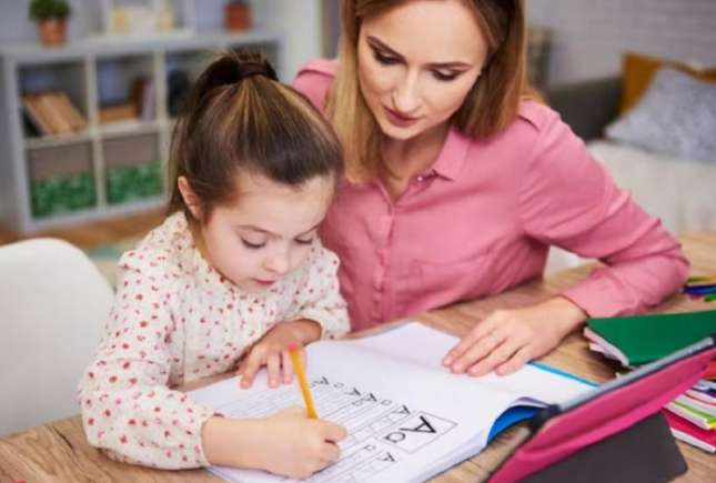 10 sfaturi pentru părinții care au școlari cu teme pentru acasă