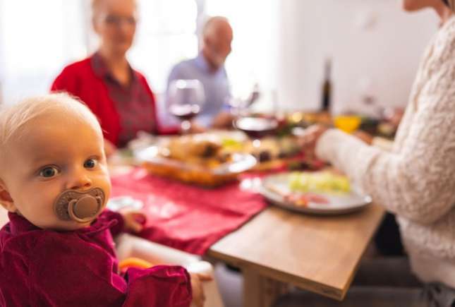 Crăciunul în familie. Cum să răspundem bunicilor, când ne predau lecții de parenting