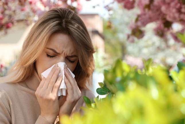 Ce alimente ajută în rinita alergică: remedii naturale pentru alergiile de primăvară
