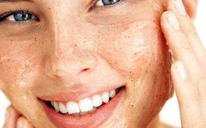3 greşeli pe care le faci când îţi exfoliezi tenul
