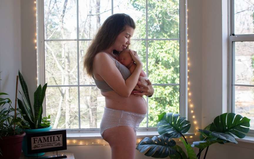 Pentru proaspetele mămici care nu-și recunosc în oglindă corpul postpartum