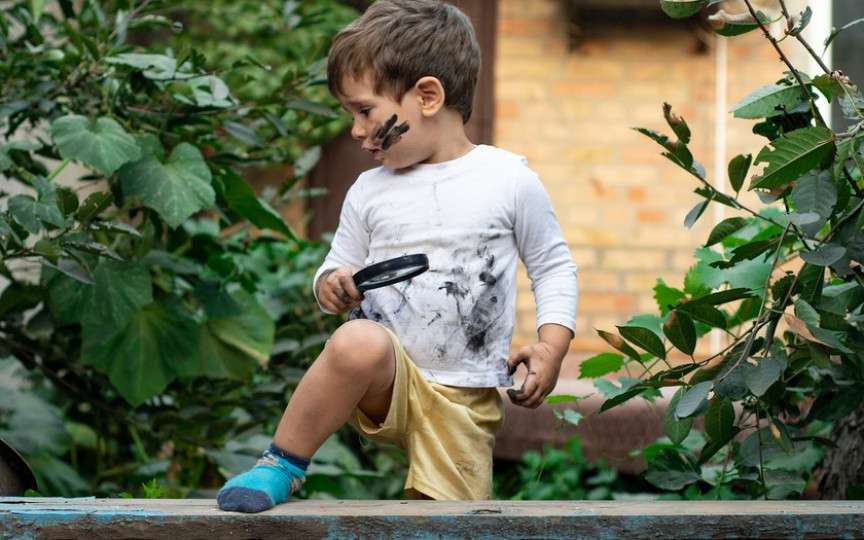 5 motive pentru care ar trebui să-ți lași copilul să se joace, chiar dacă se murdărește