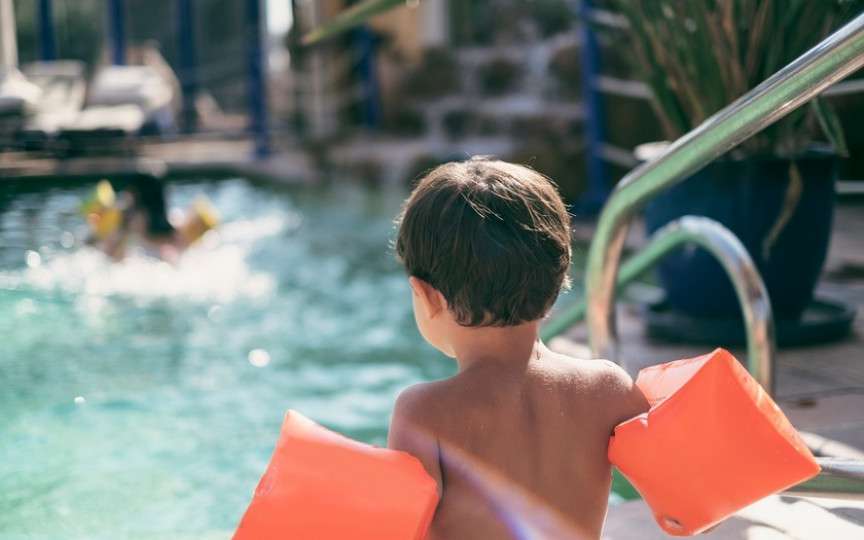 Instructorul de înot ne explică de ce pernițele plutitoare folosite la piscină pot fi periculoase pentru copii