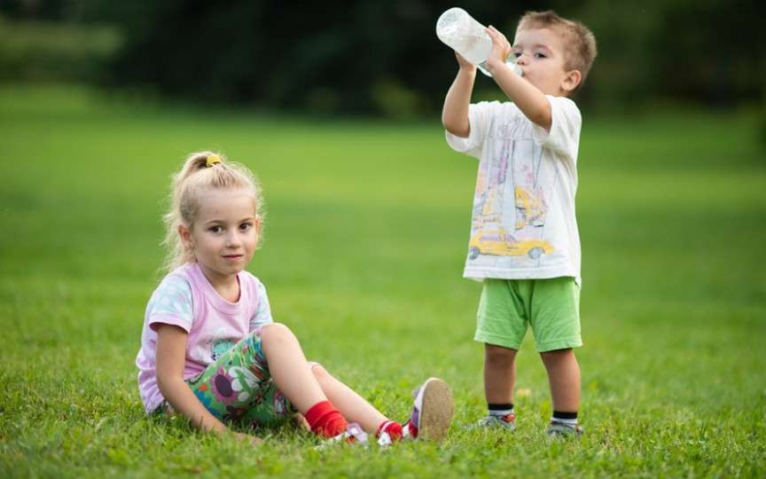 Vara e aici! 12 strategii prin care să-ți determini copilul să bea mai multă apă