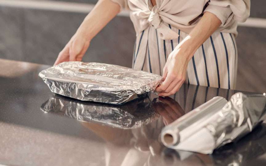 7 alimente pe care NU trebuie să le gătești în folie de aluminiu. Avertisment pentru sănătate!