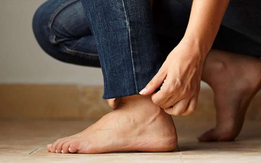 8 cauze surprinzătoare ale crăpăturilor pe călcâie și cum să le tratezi corect