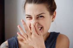 Mirosurile care îți indică că ai putea avea pietre la rinichi, probleme cu ficatul sau tuberculoză. Dacă și tu le simți, mergi de urgență la doctor