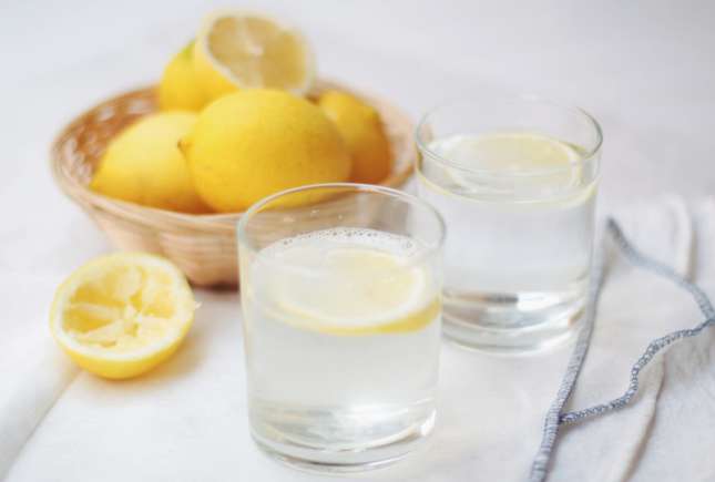 5 MOTIVE ca să bei APĂ caldă dimineaţa