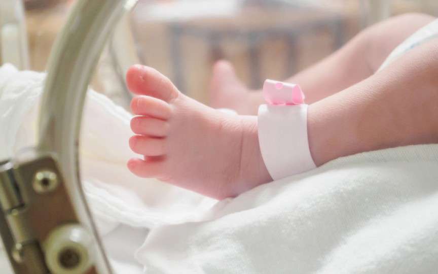 O femeie bolnavă de COVID-19, intubată de o lună, a dat naștere unui copil