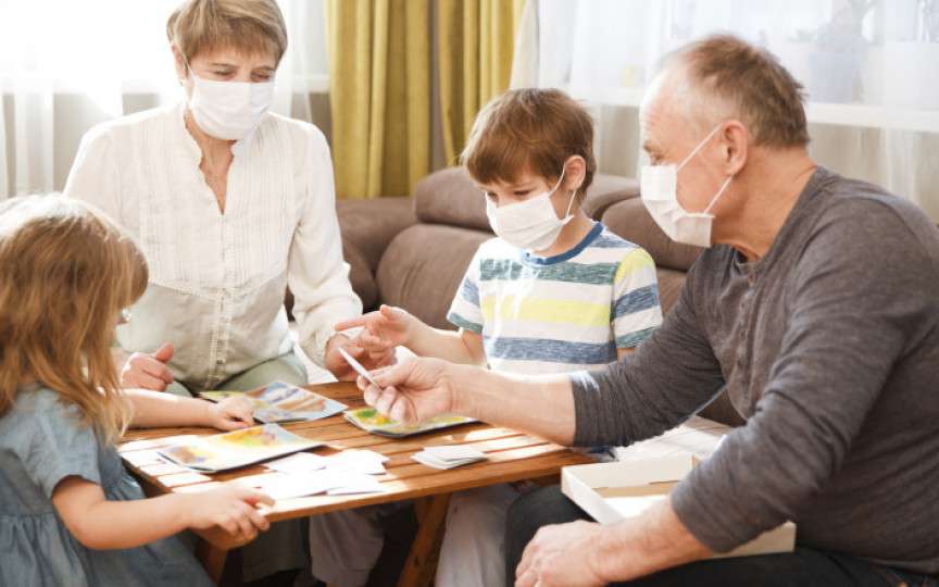 De ce unii membri ai aceleiași familii nu se îmbolnăvesc de COVID, deși stau în același spațiu cu cei bolnavi?