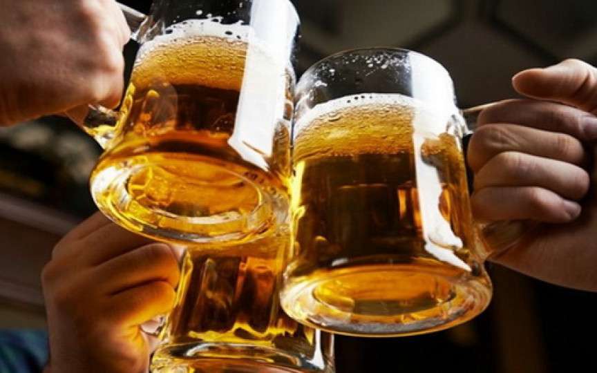 Ce se întâmplă cu ficatul atunci când bei bere pe caniculă. Experții trag un semnal de alarmă