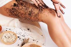 Cum să-ți exfoliezi corect pielea primăvara: scrub, gommage, periaj uscat și nămol
