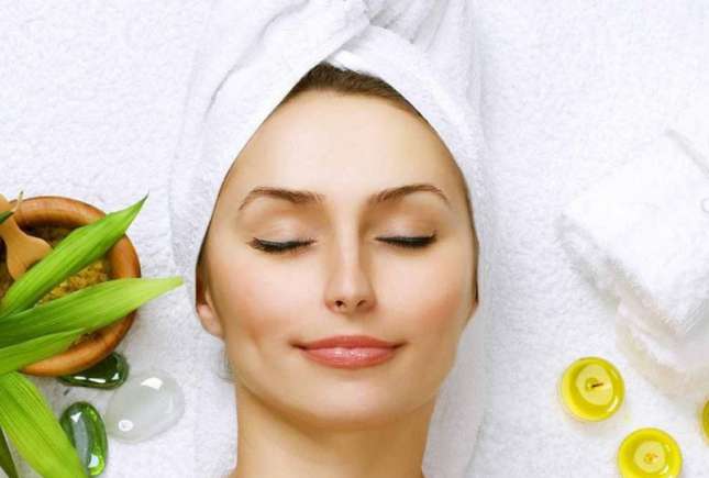 8 trucuri foarte simple pentru a-ţi păstra tenul tânăr