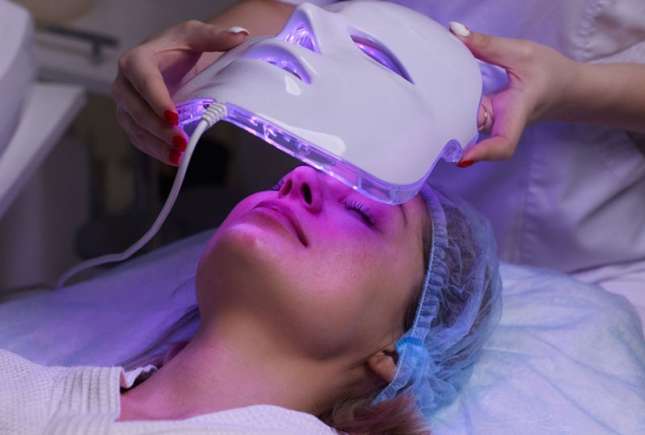 Ce este fototerapia facială și ajută la menținerea tinereții pielii?