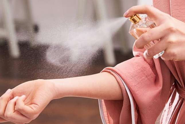 Trucul viral care face parfumul să reziste toată ziua – fără reaplicare!