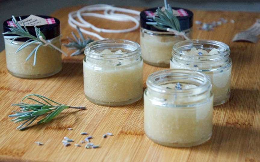 3 rețete uimitoare de scrub pentru corp pe care poți să le prepari acasă