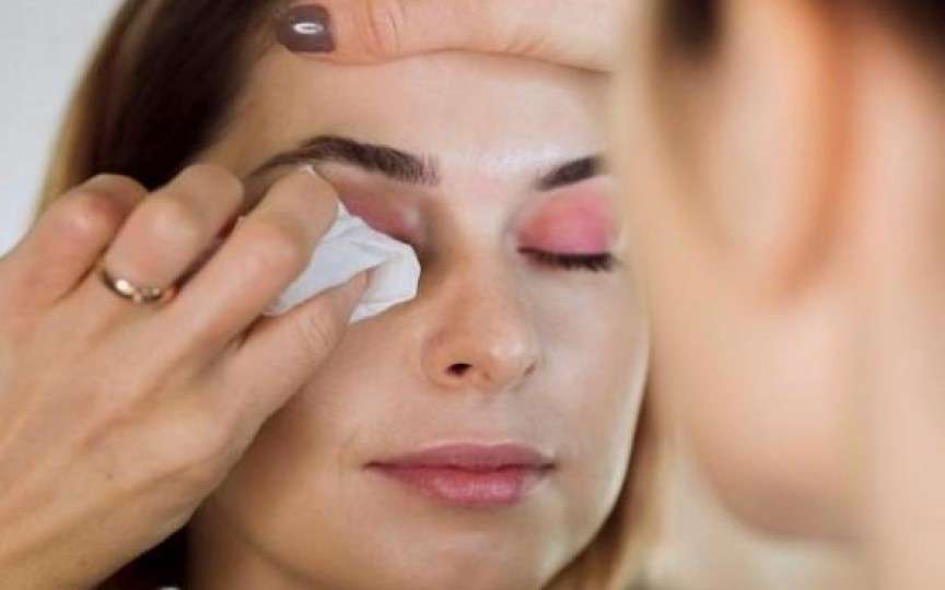 Expert în cosmetică: Demachierea tenului cu șervețele umede este similară cu spălarea hainelor fără clătire