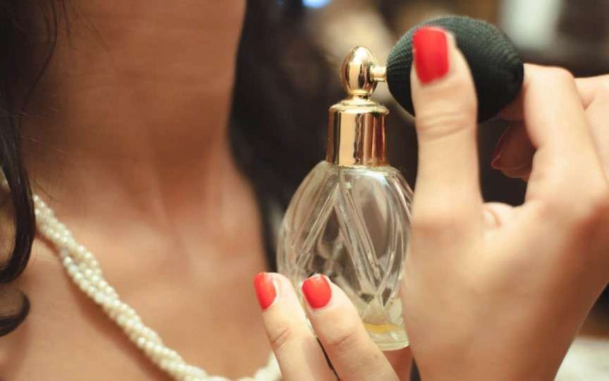 3 greșeli pe care le faci atunci când te dai cu parfum! Ce să faci pentru ca mirosul să persiste mai mult pe piele