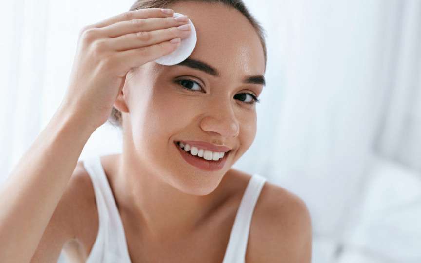 Greşeală în etapa de demachiere. Dermatologii recomandă evitarea folosirii zilnice a acestui produs!