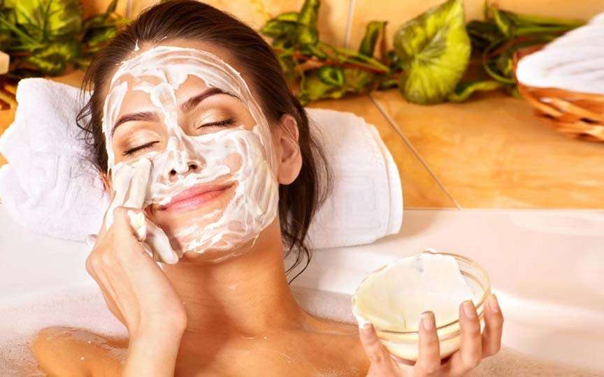 Rețete pentru măști de față făcute în casă, eficiente, naturale și la îndemână