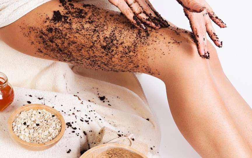 Cum să-ți exfoliezi corect pielea primăvara: scrub, gommage, periaj uscat și nămol