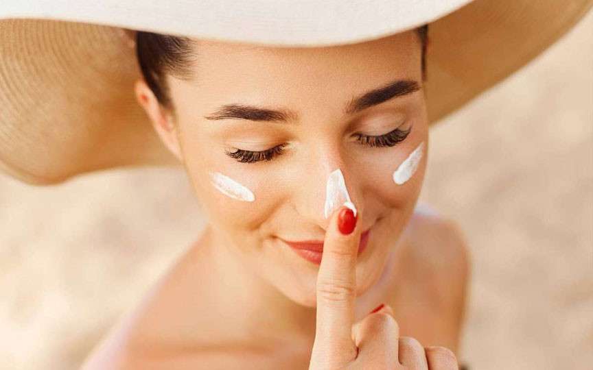 Nu toate produsele cosmetice sunt prietenoase cu soarele: 8 ingrediente care pot dăuna pielii vara