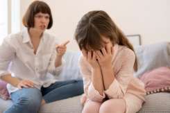 5 tipuri de mame toxice care distrug viitorul copiilor: semne, efecte și soluții