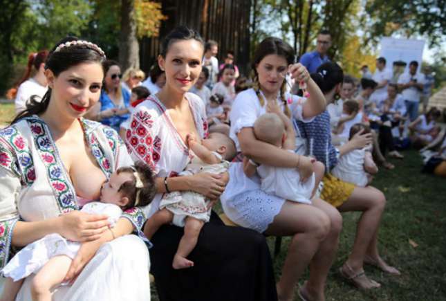 Alăptarea în public - un drept al copilului. Nu te lăsa intimidată!