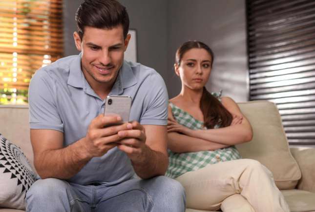 Semne digitale ale infidelității: Ce îți poate arăta telefonul partenerului despre o posibilă trădare