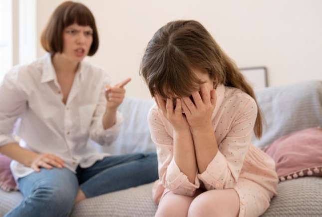 5 tipuri de mame toxice care distrug viitorul copiilor: semne, efecte și soluții