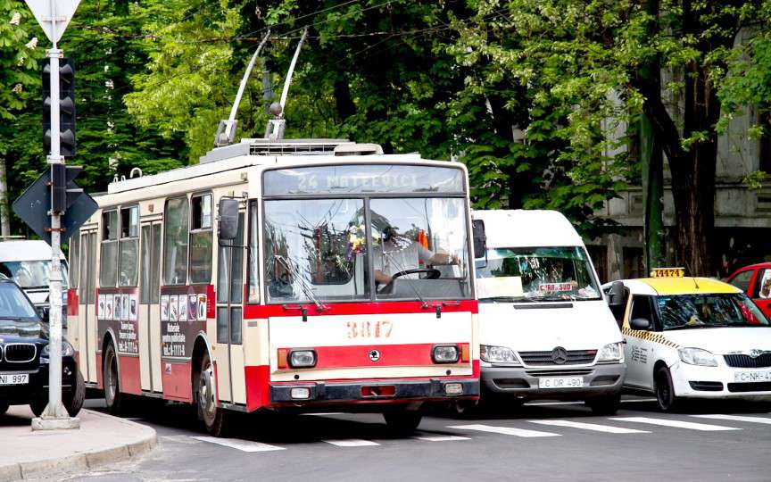 Lecții de limbă engleză în microbuzele de rută din Chișinău