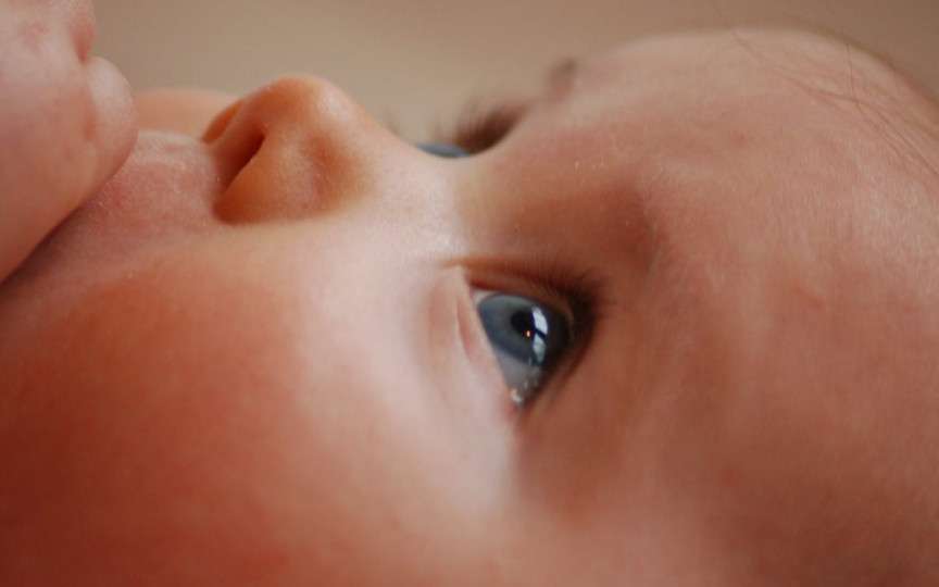 Copilul tău are ochii albaștri? Atunci aceste informații sunt pentru tine