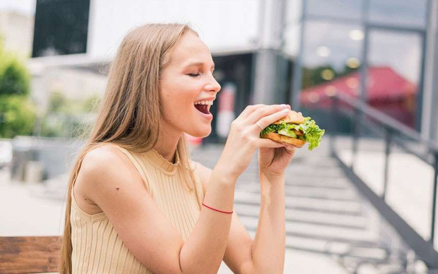 Ce să NU mănânci pe caniculă: sfaturile nutriționiștilor și ce alimente hidratează