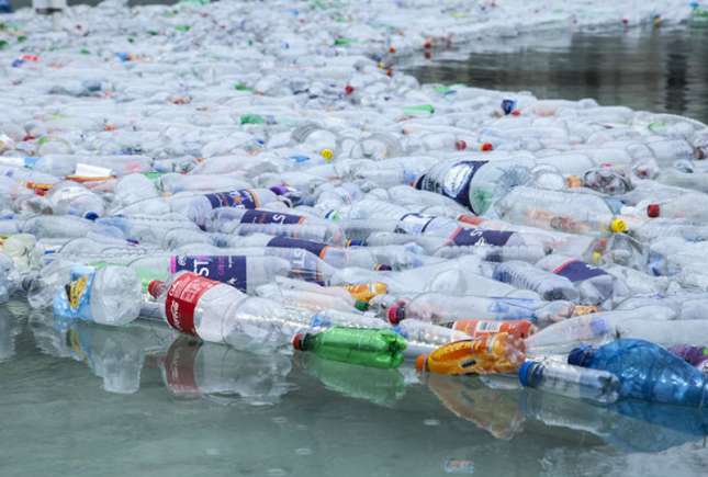 Iată niște lucruri creative din sticle de plastic. Activitate la care poți implica și picii