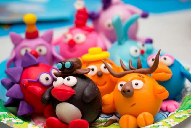 7 beneficii pe care le aduce copilului jocul cu plastilina
