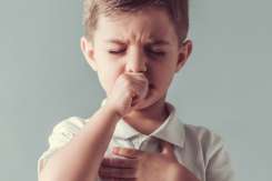 Cum ameliorăm tusea la copii fără a apela la antibiotic – sfaturi de la medic pediatru