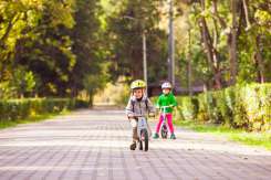 Siguranța copilului: AAP actualizează recomandările privind folosirea căștilor pentru plimbările cu bicicleta