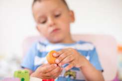 Crizele în autism. Lucruri care-i scot din sărite pe copiii cu acest diagnostic