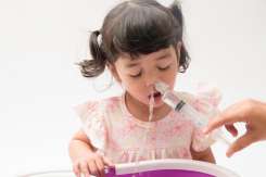 Apelăm sau nu la lavajul nazal, atunci când copilul este răcit? Ce ne recomandă pediatrul