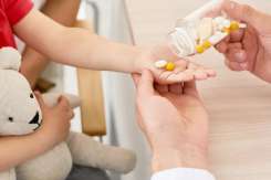 Antibioticele la copii pot duce la o boală cronică mai târziu în viață, avertizează medicii