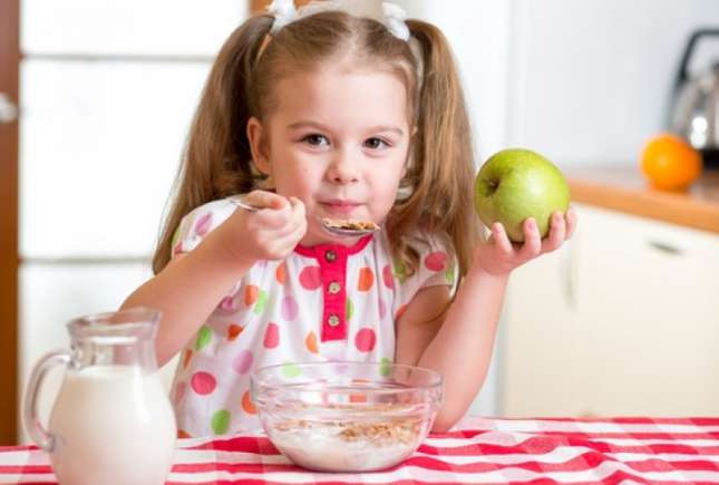 Alimentele sănătoase versus alimentele nocive pentru dantura copiilor