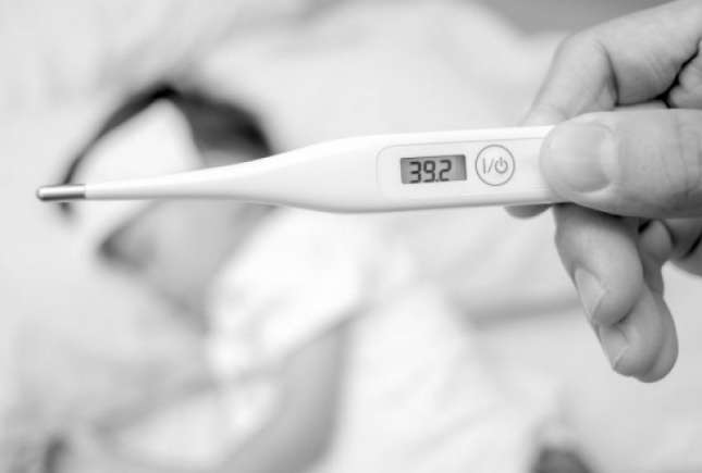 Sfaturile pediatrului despre când și cum trebuie să scădem febra copilului